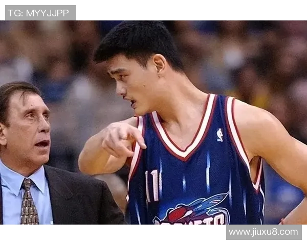 姚明当年比赛的辉煌瞬间与篮球传奇的成长历程回顾