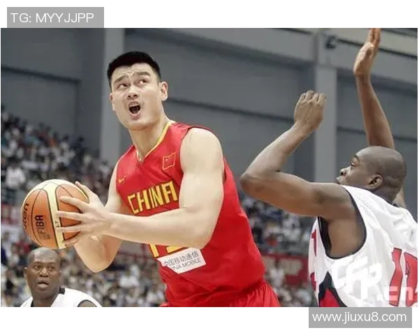 姚明在水中畅游展现运动魅力与坚持精神的精彩瞬间