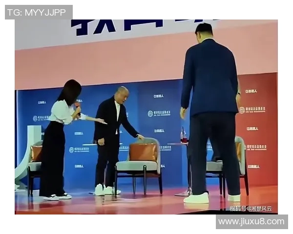 姚明与成龙同台共庆体育盛事展现中西文化交融的精彩瞬间