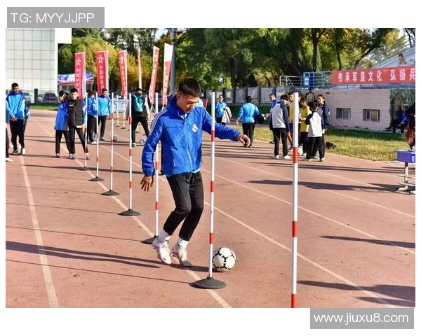 足球明星街头挑战假人玩具引发热议精彩瞬间回顾