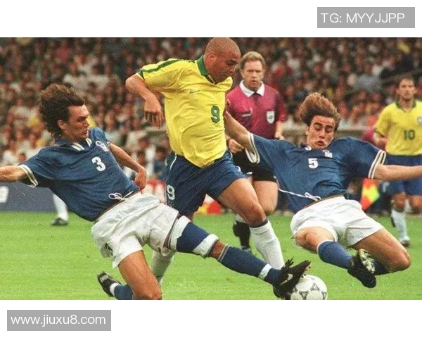 不同足球明星的滑铲技艺对比与精彩瞬间回顾